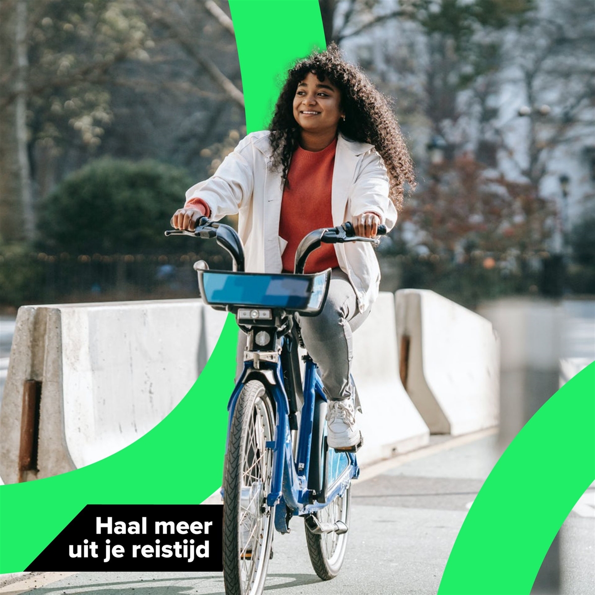 Campagnebeeld van Haal Meer Uit Je Reistijd vaneen vrouw op een fiets 